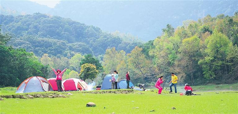 3、在露营时应尽量少使用大功率电器、照明设备等，以免出现危险情况会很难处理。