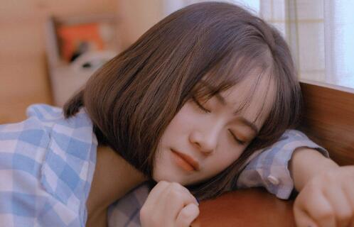 晚上和女孩子互相分享歌曲