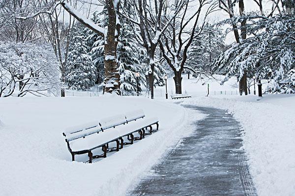 搞笑段子：雪人堆得不正经！雪都被玩坏了，简直搞笑死了！