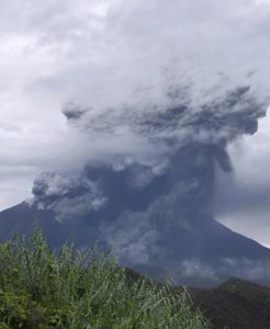 ​日本樱岛火山喷发 火山灰柱达4500米