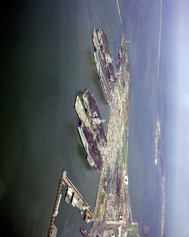 诺福克海军基地（Norfolk Naval Base）是美国海军设于弗吉尼亚州诺福