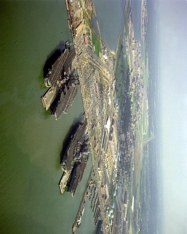 诺福克海军基地（Norfolk Naval Base）是美国海军设于弗吉尼亚州诺福