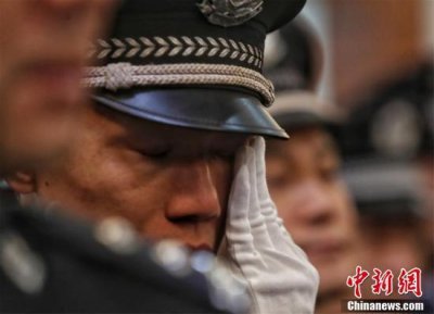 ​送别民警颜曰春 被拖行200多米至死不肯放手