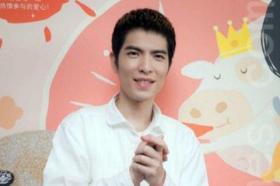 ​萧敬腾庆生 网友调侃：你那里是不是在下雨？