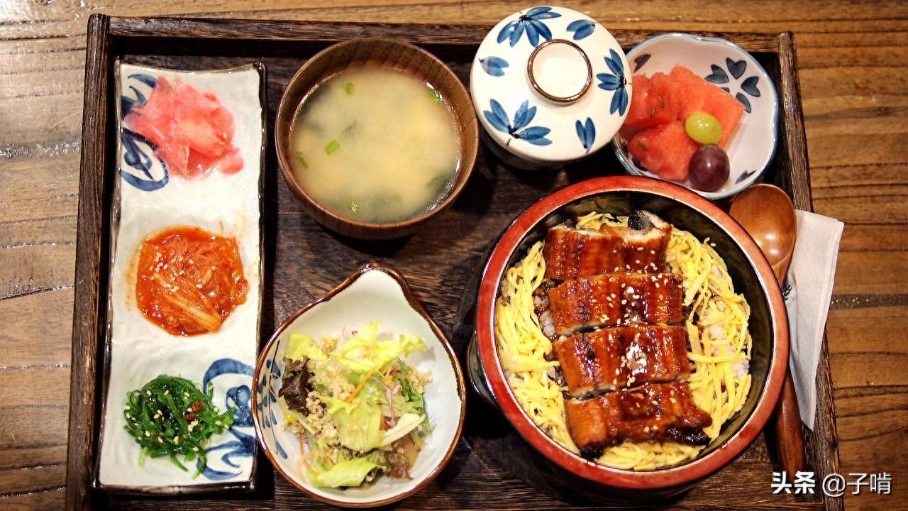 精致摆盘的鳗鱼饭套餐，59元一份有好几个小盘，七七八八吃完饱了