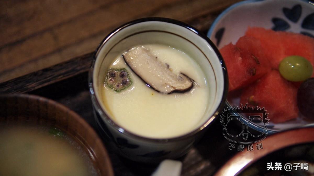 精致摆盘的鳗鱼饭套餐，59元一份有好几个小盘，七七八八吃完饱了