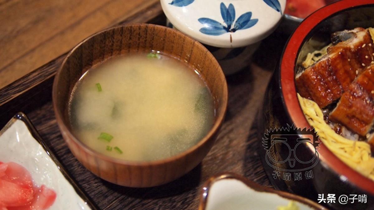 精致摆盘的鳗鱼饭套餐，59元一份有好几个小盘，七七八八吃完饱了