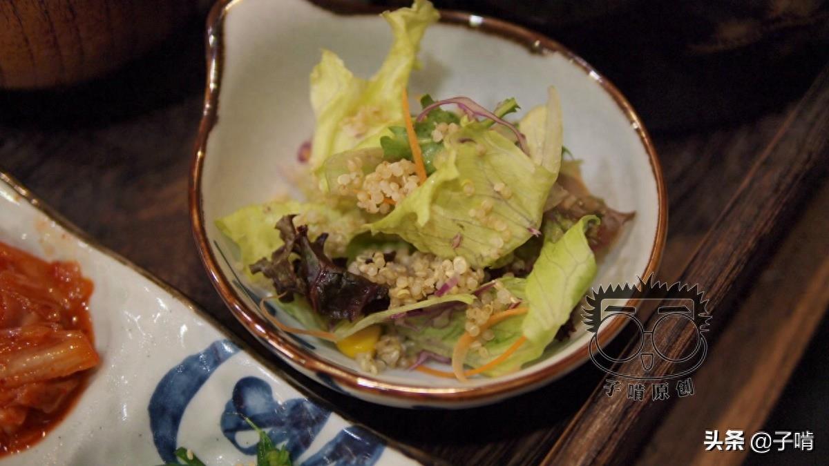 精致摆盘的鳗鱼饭套餐，59元一份有好几个小盘，七七八八吃完饱了