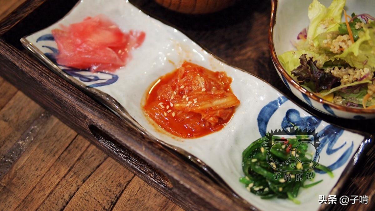 精致摆盘的鳗鱼饭套餐，59元一份有好几个小盘，七七八八吃完饱了