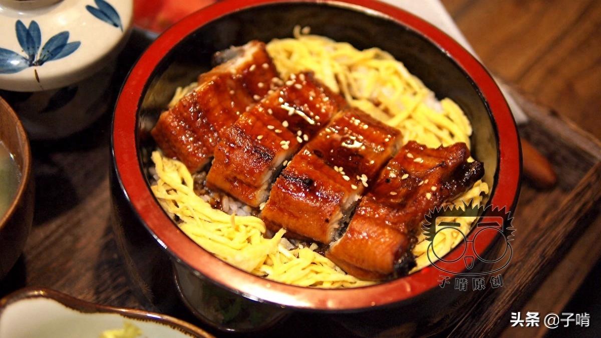 精致摆盘的鳗鱼饭套餐，59元一份有好几个小盘，七七八八吃完饱了
