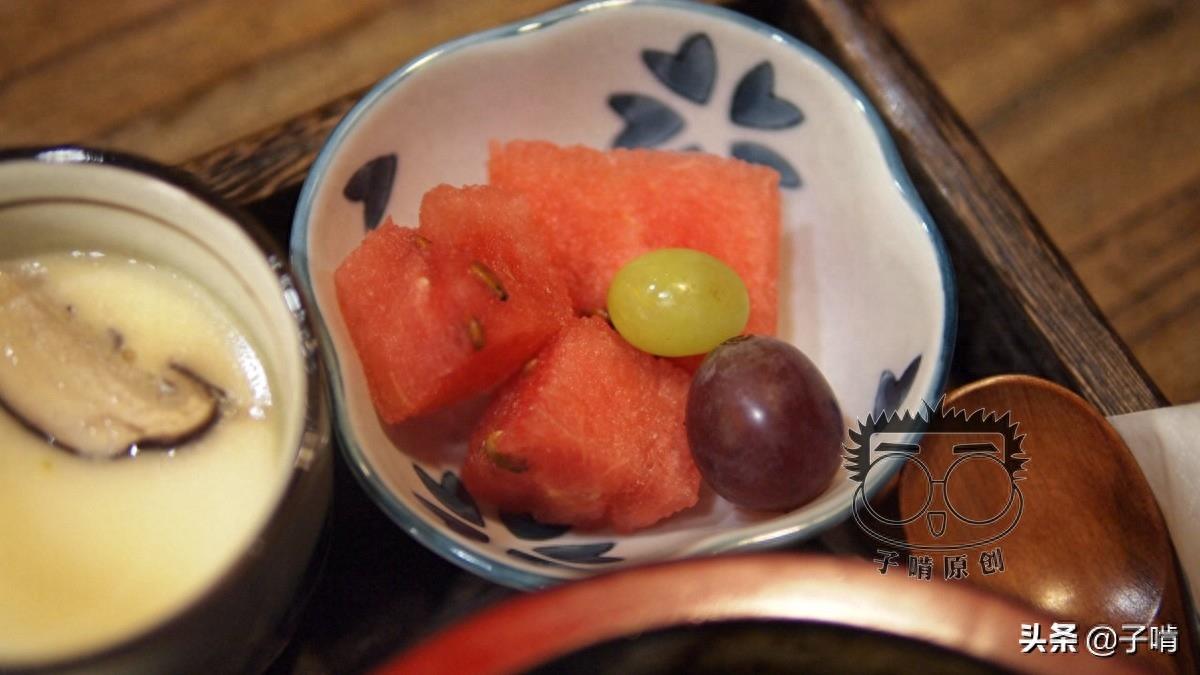 精致摆盘的鳗鱼饭套餐，59元一份有好几个小盘，七七八八吃完饱了