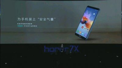 ​荣耀发布会现场赵明演示砸手机，网友：还有这种操作？