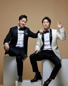 ​分开8年了，肖央依旧风光无限，而筷子兄弟王太利呢？