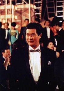 ​2002年罗文去世，葬礼上邓光荣怒斥刘銮雄，为何9年后横死家中？