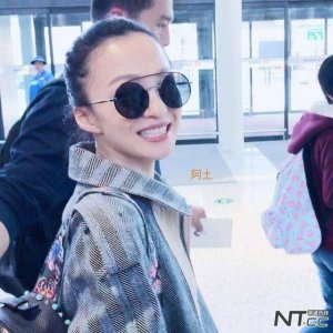 ​张韶涵的身高再也藏不住了，现身机场与粉丝合影现最萌身高差！