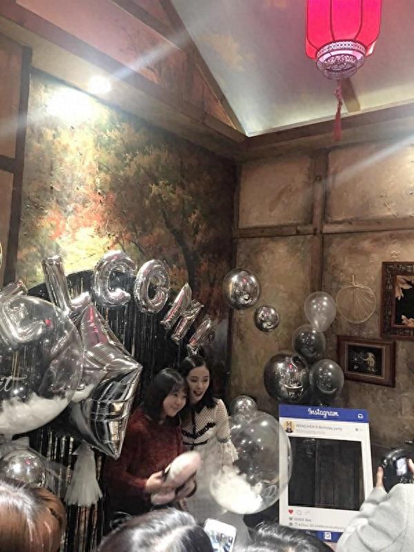 在渝味晓宇看到王子文，近一看，原来是最近爆红的王宛尘