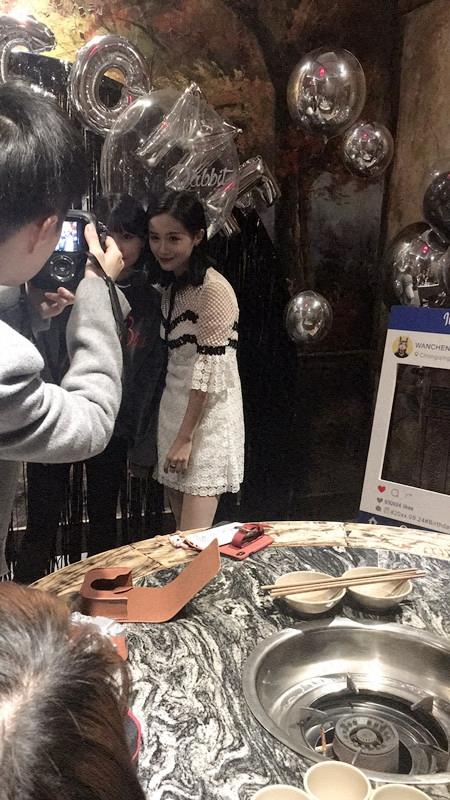 在渝味晓宇看到王子文，近一看，原来是最近爆红的王宛尘