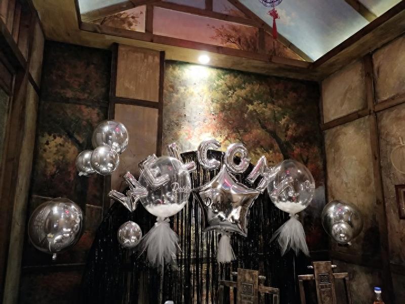 在渝味晓宇看到王子文，近一看，原来是最近爆红的王宛尘