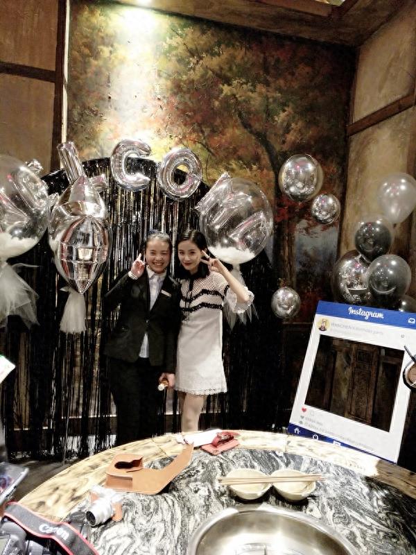 在渝味晓宇看到王子文，近一看，原来是最近爆红的王宛尘