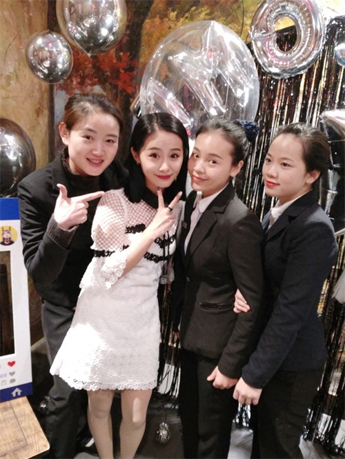 在渝味晓宇看到王子文，近一看，原来是最近爆红的王宛尘