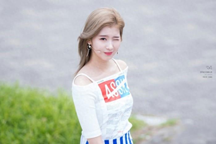 凑崎纱夏：感受四次元美女的独特魅力