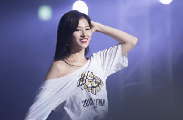 凑崎纱夏：感受四次元美女的独特魅力