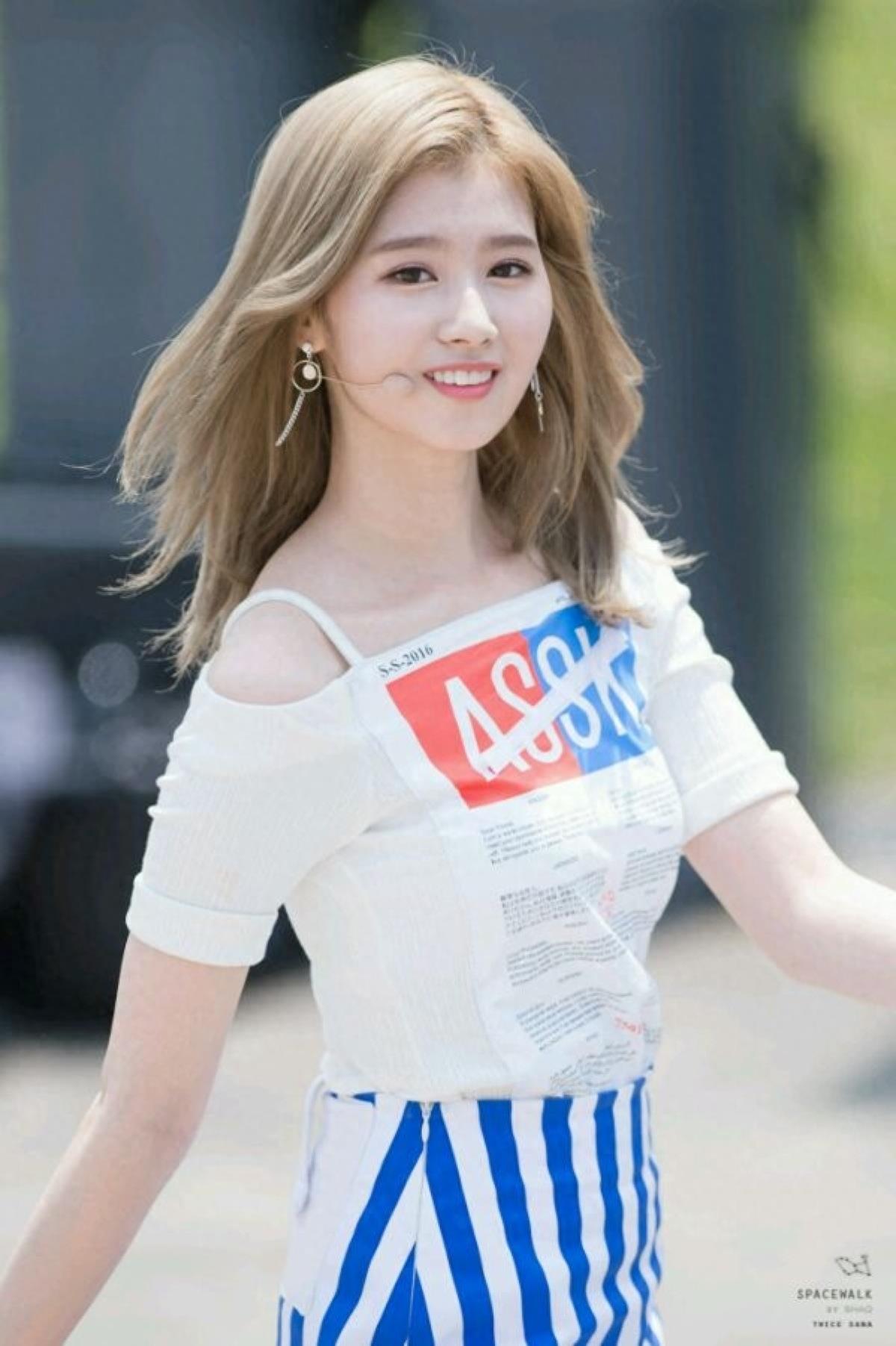 凑崎纱夏：感受四次元美女的独特魅力