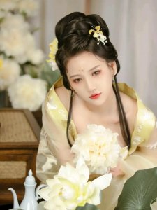 ​思君不见倍思君，别离难忍忍别离