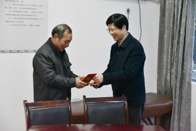​县委常委、宣传部部长郑法根走访慰问道德模范