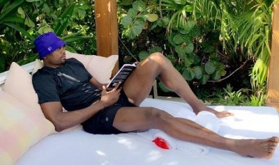 ​阳光绿树、躺着读书，伊巴卡晒个人惬意假期的图片