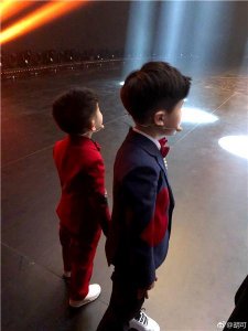 ​胡可晒安吉小鱼儿合影感慨时光 兄弟两手牵手小背影萌翻