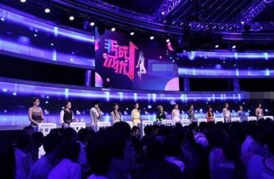 ​黄澜：坐镇《非诚勿扰》，在台上是情感专家，私下却婚姻破碎