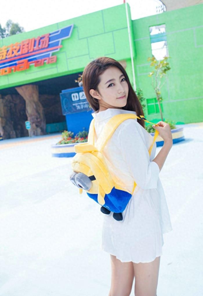 白衬衫清纯美女夏茉GIGI户外写真