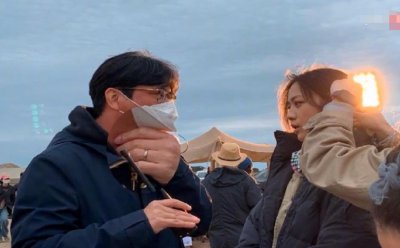 ​汤唯与大10岁韩国老公同框，片场对视太温馨，男方婚戒闪亮吸睛