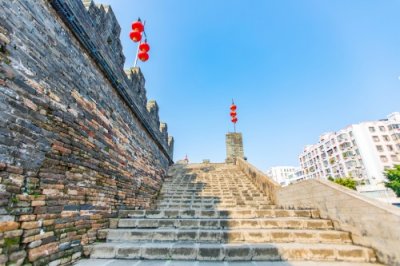 ​肇庆有一座露天的砖博物馆，更是广东唯一较完整的宋城墙遗址