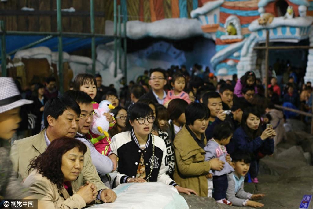山东青岛：五一节假日 极地海洋世界游客爆棚