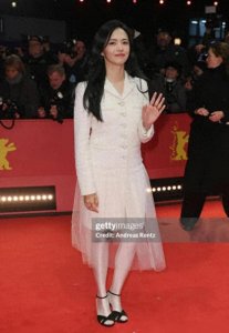 ​柏林电影节开幕红毯：范冰冰无惧寒冷秀香肩，姚晨穿高定白裙亮相