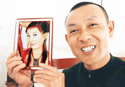 ​吴加芳：16年前地震中背亡妻回家，再婚掀热议，16年后现状如何？