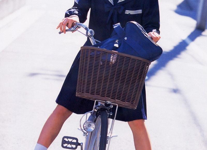 我在追一个女孩，但不知道怎样才能打动她的心，该怎么办