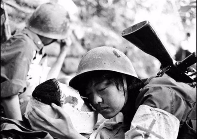 老山前线女兵张茹简历（86年老山战场照死吻）(17)
