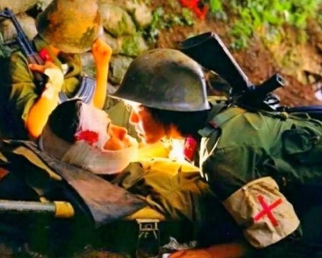 老山前线女兵张茹简历（86年老山战场照死吻）(1)