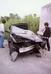 ​1997年，张雨生车祸现场的老照片，他是乐坛传奇，可惜英年早逝