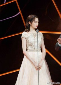 ​鹿晗将求婚关晓彤？男方辟谣