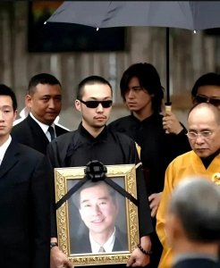 ​2007年，陈启礼的葬礼上的镜头，各派帮会人马齐聚，哀荣备至