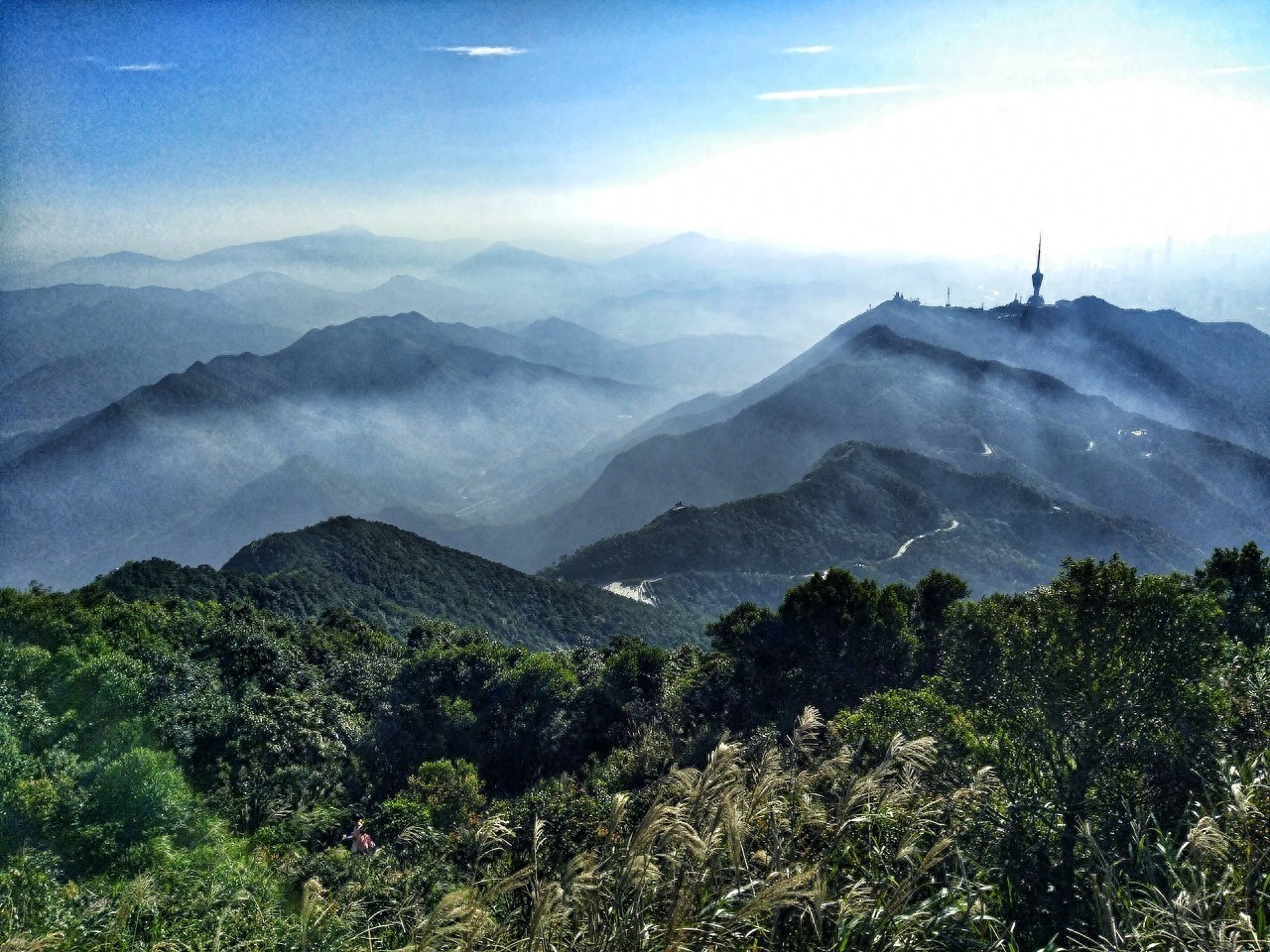 梧桐山主峰高944米，为珠三角第一峰，上有“梧岭天池”