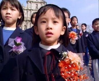 她9岁唱《七子之歌》红遍大江南北,被誉澳门小公主,如今无人知