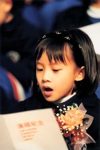 她9岁唱《七子之歌》红遍大江南北,被誉澳门小公主,如今无人知