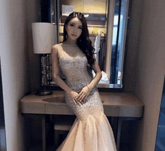 ​她因饰演潘金莲而走红，与身高1米侏儒离婚后，又嫁给2米巨男