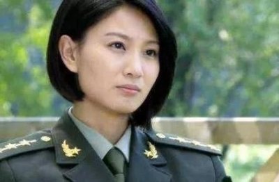 ​她美丽演技派“铁娘子”，低调嫁同行，享受简单幸福的典范＂