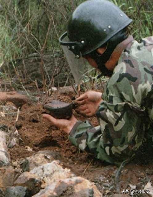 搬走“死神”:1994年中越边境大扫雷